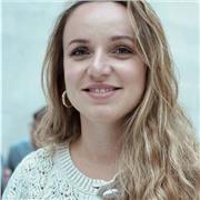 je propose des cours scolaires et structurés mais aussi des activités ludiques autour de la cuisine et de projets créatifs pour